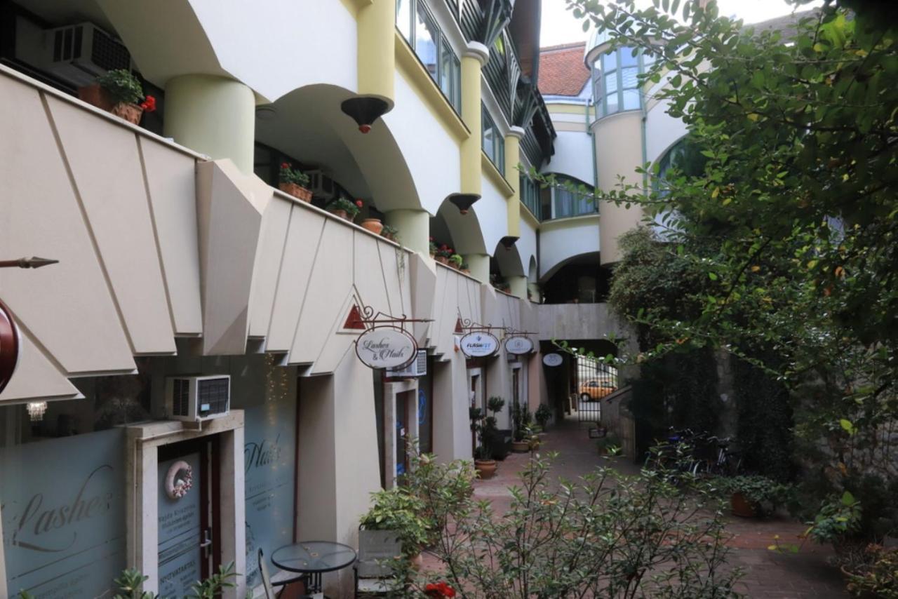 Studio Gold Apartman Pécs Zewnętrze zdjęcie